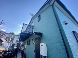 青い外壁が印象的な住まいです。バルコニーが備わり外でのひとときを楽しめます。各戸にしっかりとした設備が整っています。居住空間だけでなく外観も魅力的な物件です。