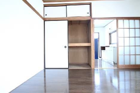 大切な洋服の保管に便利な押入