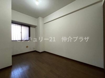 落ち着いた色合いの洋室で柔軟なインテリア配置が可能です。採光性も良く日中は自然光がたっぷり入ります。シンプルなデザインが魅力でさまざまなスタイルの家具とマッチします。