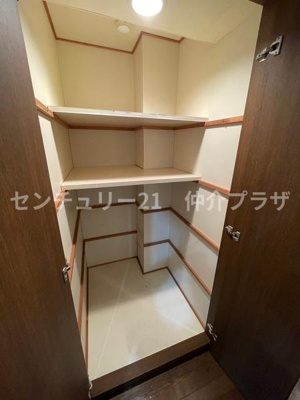 広々とした収納スペースがありたっぷりと荷物を整理できます。使い勝手の良い設計で日用品や衣類を効率的に収納可能です。収納棚が充実しておりスペースを有効活用できます。
