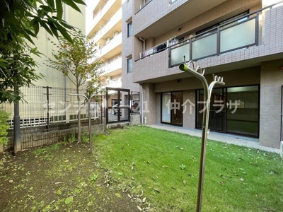 ゆとりあるスペースが魅力の庭です。都市部にありながら自然を感じられる貴重な空間です。手入れが行き届いた緑が印象的でプライベートなひとときを楽しむのに最適です。