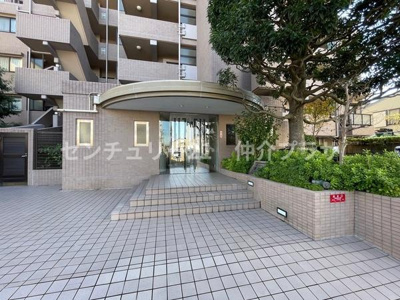 スタイリッシュで広々としたエントランスが訪れる人を迎えます。エントランス周辺の緑が都市の中に自然を感じさせます。歩行者を優先した安全設計が魅力です。清潔感のあるタイル張りが上品な第一印象を演出します。