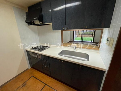 機能的なキッチンで料理が楽しくなる空間です。シンプルなデザインが魅力で収納力も十分あります。窓からの光が入り明るく清潔感があります。