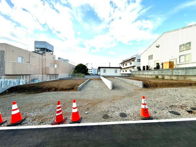 広々とした土地が特徴の現地写真です。周囲には建物があり開発が進んでいます。整備された道路もあり利便性が高いです。