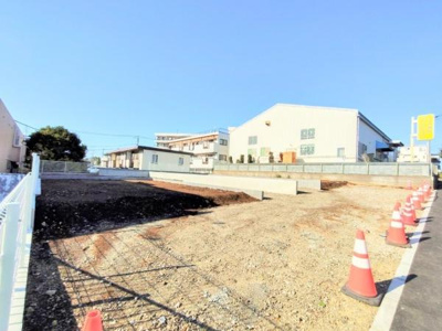 広々とした敷地は多様な用途に対応可能です。周囲に遮るものが少ないため開放感があります。建築プランニングに最適なベースとしてご検討ください。