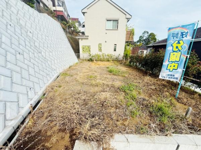 開放感のある敷地で住まいづくりに幅広い可能性が広がります。周囲の住宅街との調和も感じられる環境です。現況も分かりやすく計画がしやすい土地となっています。視界が開けており明るさを感じやすい区画です。