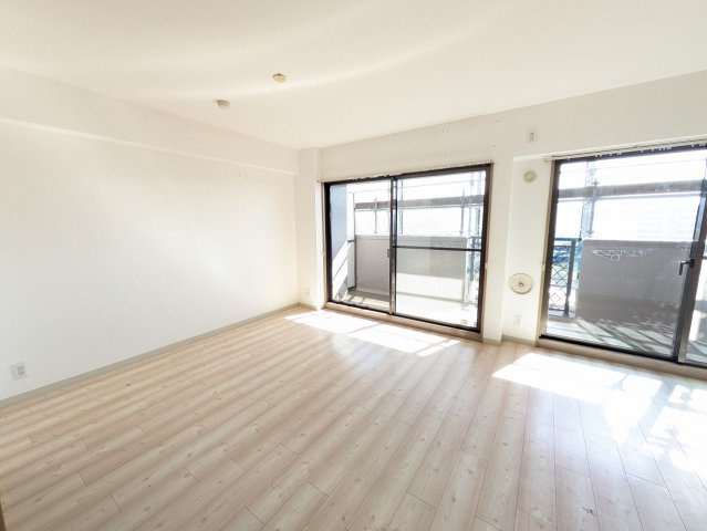 爽やかな自然光が舞い込み、家族との憩いのひとときを過ごす寛ぎの場