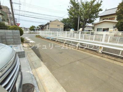 前面道路はゆとりのある幅員が確保されており車両の出入りもスムーズです。周囲には閑静な住宅が並び落ち着いた雰囲気が感じられます。歩道やガードレールも設けられ安心感のある道路環境です。