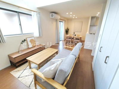 明るい窓から自然光が広がるリビングです。シンプルなカラーで統一されておりすっきりとした印象です。ダイニングスペースも隣接しており生活動線がスムーズです。木目調の床も落ち着いた雰囲気を演出します。