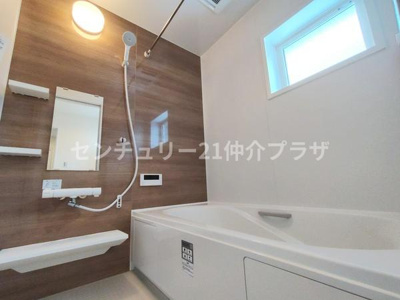 木目調のアクセントパネルが落ち着いた雰囲気を演出します。大きな窓がしっかりと明るさを確保。収納棚が複数あり使いやすい設計です。浴槽はゆったりとしたサイズ感となっています。