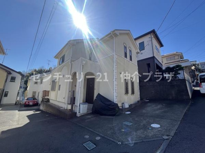 明るい日差しが差し込む外観が魅力的な住宅です。シンプルなデザインが周囲の景観に溶け込みます。駐車スペースも確保され利便性も兼ね備えています。