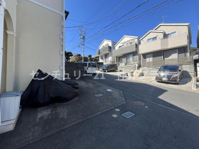 広々とした駐車スペースが魅力のエリアです。複数台の駐車も可能なゆとりあるスペース。周辺は整然としており快適な駐車環境を提供いたします。