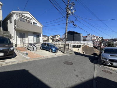 快適な生活環境が整った分譲済の街並みとなっています。広々とした道路が特徴のエリアです。車通りも程よく利便性を感じられる立地です。