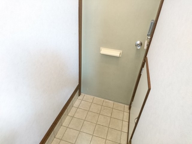 ロイヤルハイツ２３【玄関】