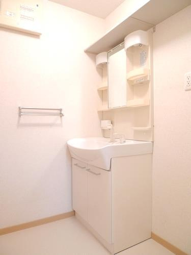 洗面所にも収納棚があります！