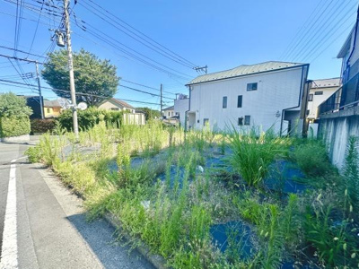 日当たりの良い環境が感じられる現地写真です。前面道路も広く車両の出入りがしやすそうです。周囲には緑が多くて開放感があります。住宅地の穏やかな雰囲気が伝わってきます。