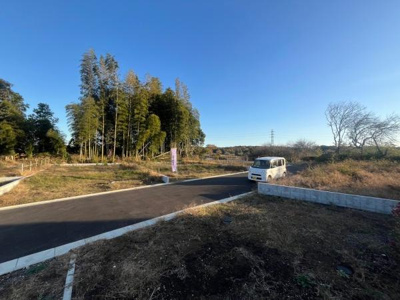 広々とした敷地が広がり自然を身近に感じられる環境です。日当たりが良く開放感があります。新しい暮らしを始めるのにぴったりの場所です。静かで落ち着いた雰囲気が魅力的です。