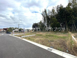 広々とした敷地が魅力の土地です。周囲には自然が広がり落ち着いた環境が整っています。アクセスも良好で住まいの場所として最適です。
