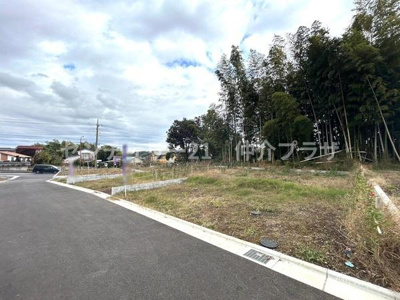 広々とした敷地が魅力の土地です。周囲には自然が広がり落ち着いた環境が整っています。アクセスも良好で住まいの場所として最適です。
