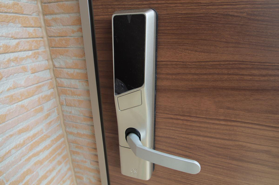 玄関は電子キーで、鍵を持つ必要ありません。