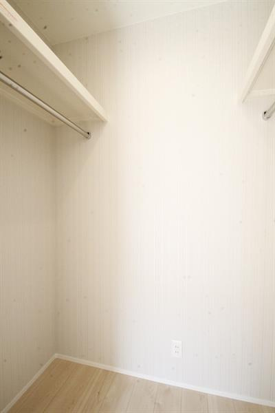 奥行き高さのあるウォークインクローゼット！