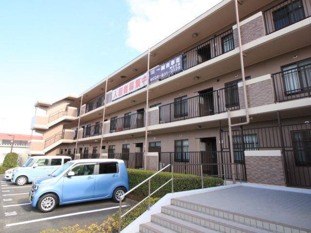 エントランス側と裏側に駐車場あります！