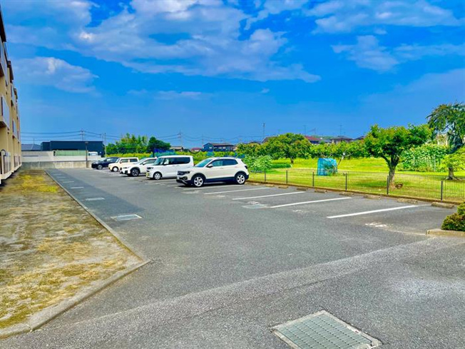 エントランス側と裏側に駐車場あります！