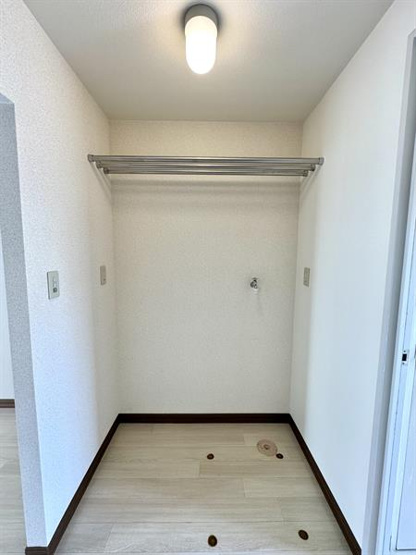室内洗濯置き場・洗剤なども置ける棚を完備してます