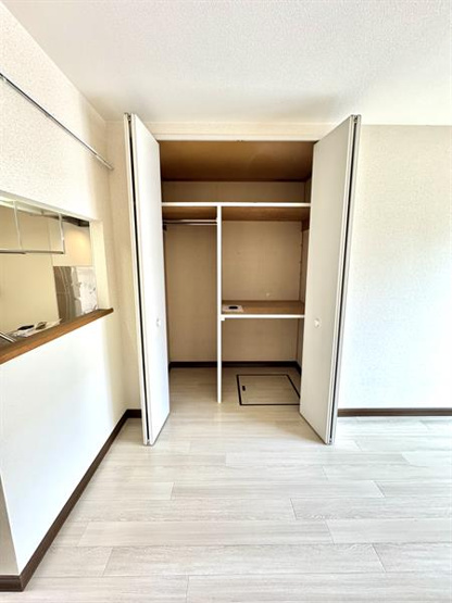 奥行きも広く、ハンガーパイプ付きです