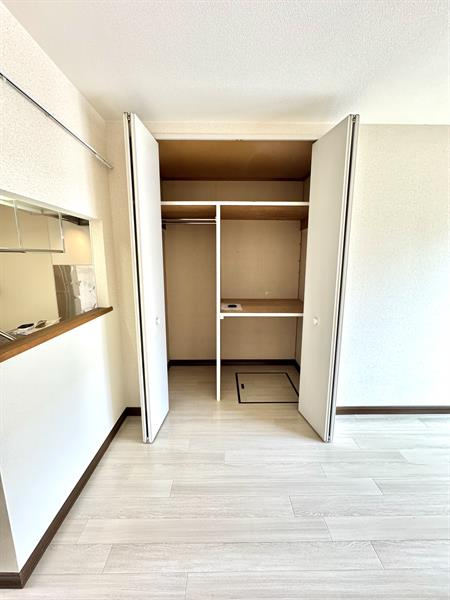 奥行きも広く、ハンガーパイプ付きです