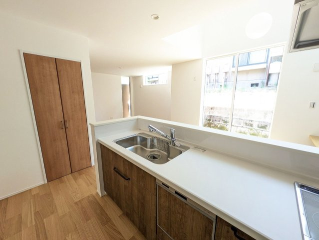 スライド式の収納は、出し入れしやすい上に、中の物が良く見えて掃除もしやすいのが利点です