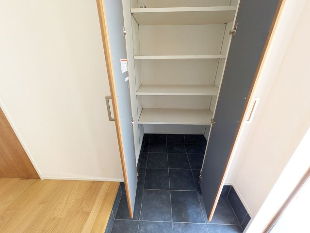 天井の高さまである大型のシューズボックスで家族の靴が増えても安心