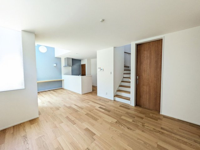 爽やかな自然光が舞い込み、家族との憩いのひとときを過ごす寛ぎの場