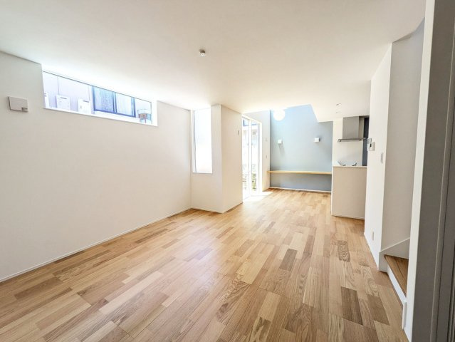 広々リビングは、ソファーやテーブルを置いてもくつろぎの空間が保てる使いやすい設計になっています