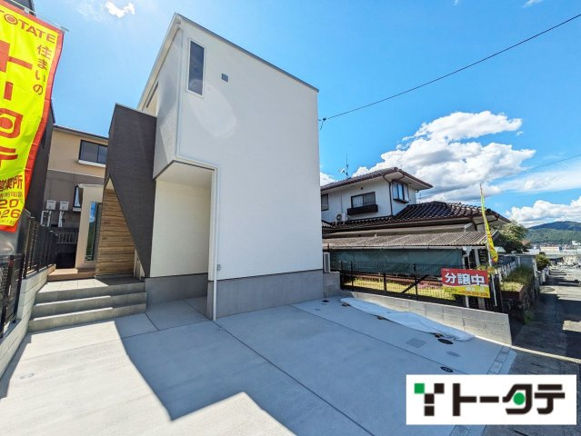 ホワイトの明るい外観、落ち着きのある玄関シンプルモダンで飽きがこないデザインです