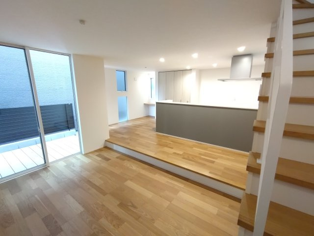 ご家族が集まるリビングダイニングは陽光あふれるあたたかなお部屋