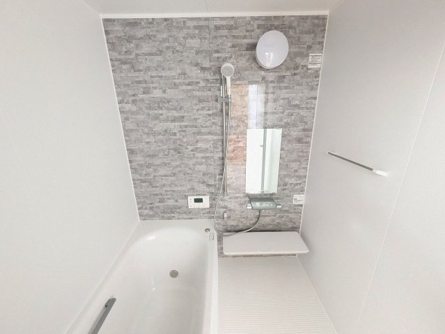 落ち着いた色合いの壁面が特徴の浴室。ゆっくり寛ぐ事の出来る空間です