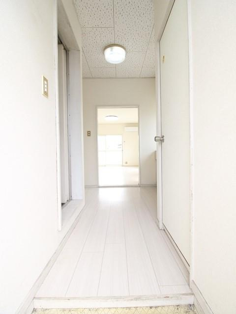 入り口から室内へ