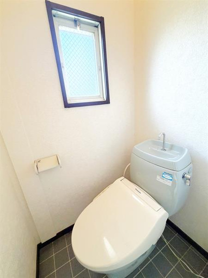 トイレにも小窓が付いている為ご覧の明るさです★