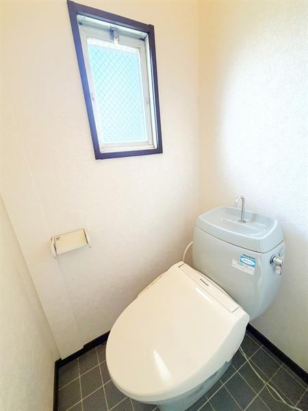 トイレにも小窓が付いている為ご覧の明るさです★