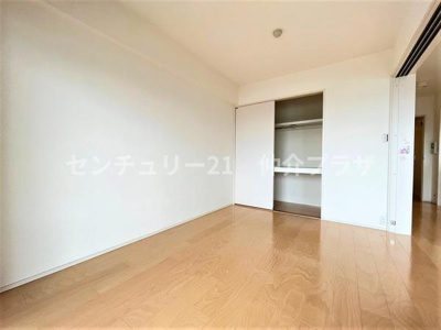 明るいフローリングが印象的な洋室です。大きなクローゼット付きで収納も充実しています。白を基調とした内装で清潔感があります。広々とした空間で様々なレイアウトが楽しめます。