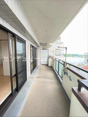 広々としたバルコニーが魅力です。陽当たりも良く開放的な空間を楽しめます。洗濯物を干すスペースとしても十分な広さを確保しています。