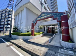 立派なゲートが印象的なエントランスが訪れる人を迎えてくれます。建物のデザインと調和したエントランスは気品を感じさせます。手入れの行き届いた植栽が彩を添え周囲の景観を引き立てています。
