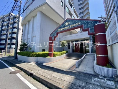 立派なゲートが印象的なエントランスが訪れる人を迎えてくれます。建物のデザインと調和したエントランスは気品を感じさせます。手入れの行き届いた植栽が彩を添え周囲の景観を引き立てています。