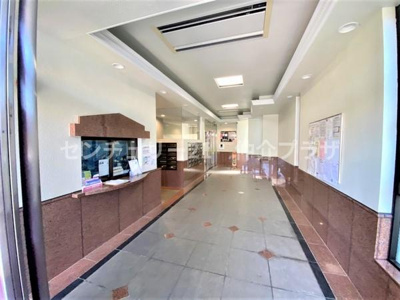 広々としたエントランスは訪れる人を迎える明るい空間です。ガラスの仕切りが開放感を演出し上質な素材が使われた内装が印象的です。シンプルで落ち着いたデザインが魅力です。