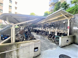 広々とした駐輪場が完備されており日々の移動が快適にサポートされます。屋根付きの駐輪スペースで自転車も安心して駐輪できます。自転車を頻繁に使う方には便利な設備が整っています。