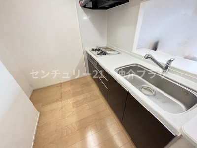 明るいスペースで心地よいキッチン作業が可能です。コンパクトながらも機能的な設計で日常の料理がスムーズになります。シンプルなデザインが清潔感を演出し多様なインテリアに馴染みます。