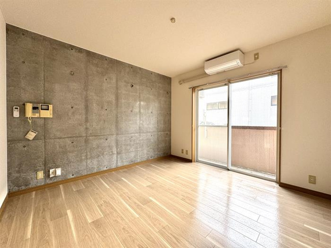 壁・床新しく貼り換えました