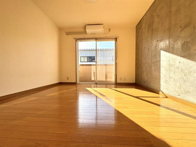 1面だけコンクリートむき出しのデザインです