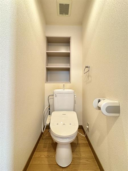 棚も完備したトイレ